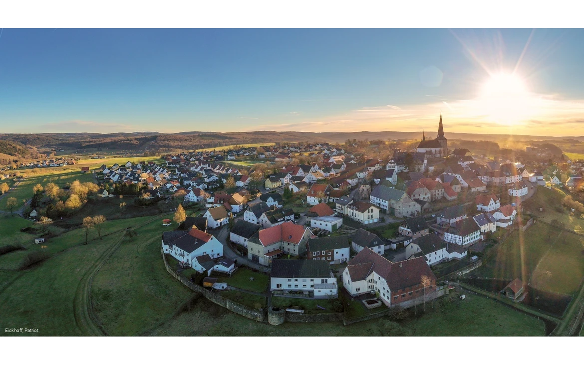 Blick auf das Bergdorf Kallenhardt