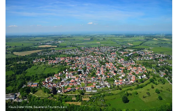 Luftbild mit Stadtmauer