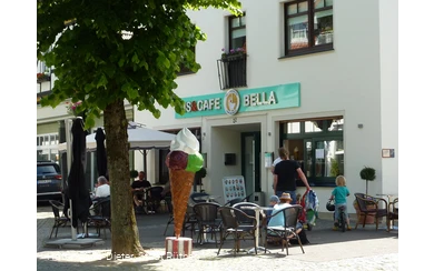 Außenansicht Eiscafe Bella direkt am Markplatz