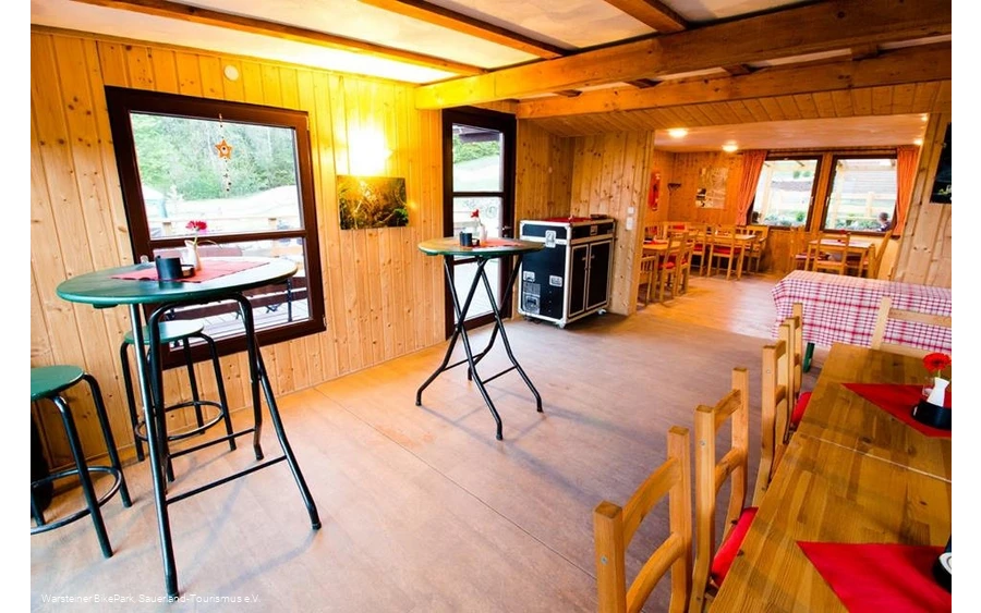 Innenansicht der gemütlichen Hütte am Rabennest