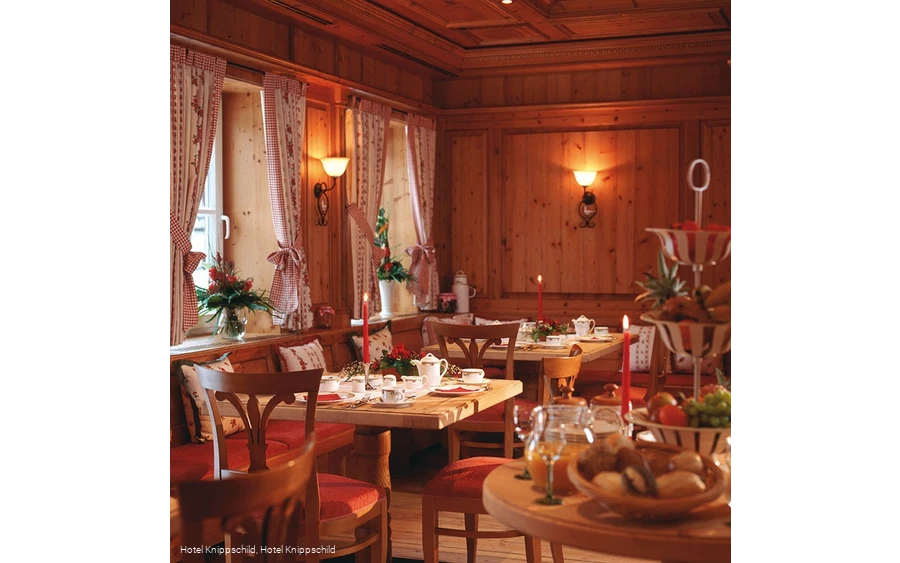 Innenansicht gemütlicher Gastraum Romantik Landhotel Knippschild