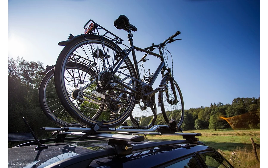 Die Räder auf dem Dachträger bis zum Startpunkt der Route bringen