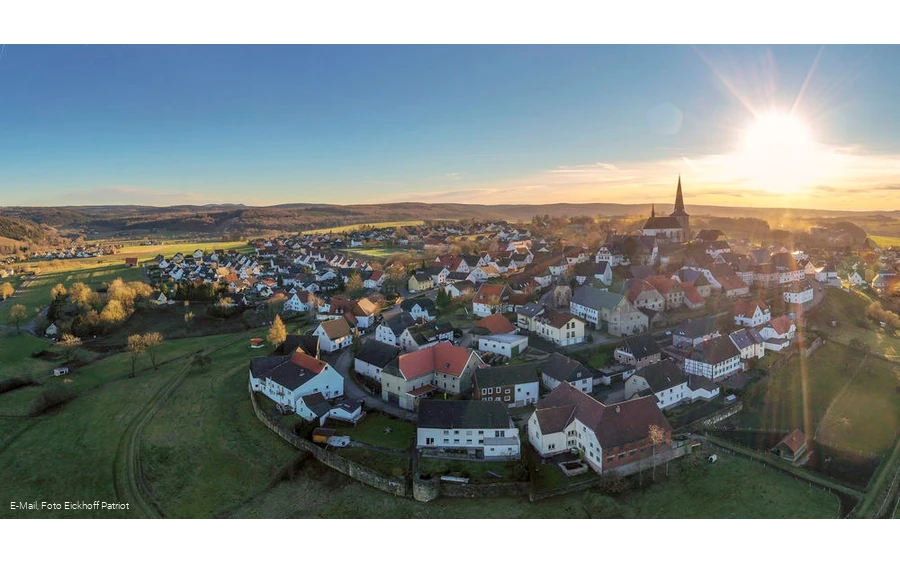 Blick auf das Bergdorf Kallenhardt