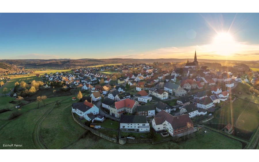 Blick auf das Bergdorf Kallenhardt