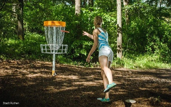 Discgolf im Wald