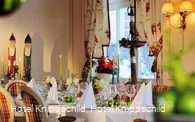 Festlich gedeckter Tisch zur Weihnachtszeit
