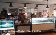 Innenansicht mit Cafébesitzer