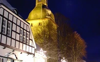 Angestrahlte Nikolauskirche im Winter