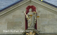 Göttin Justitia Skulptur am Giebel des Rathauses