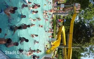 Spaßbad im Hochsommer mit Rutsche