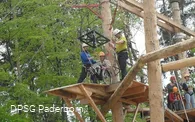 Teamarbeit im Hochseilgarten