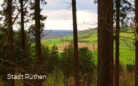 Blick hinunter zu den Fischteichen
