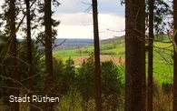 Blick hinunter zu den Fischteichen