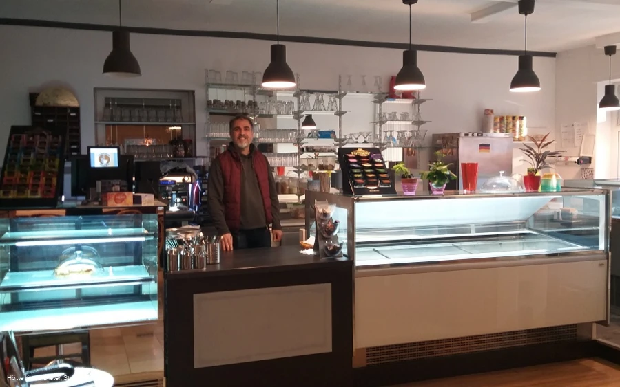 Innenansicht mit Cafébesitzer