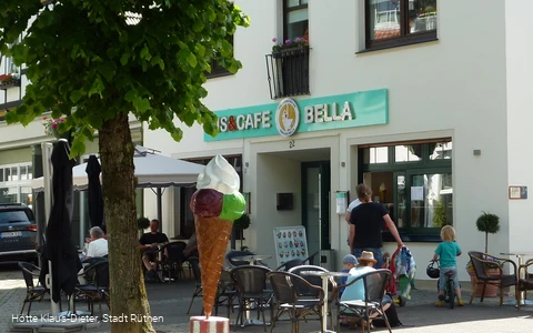 Außenansicht Eiscafe Bella direkt am Markplatz