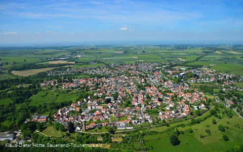 Luftbild mit Stadtmauer