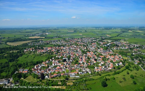 Luftbild mit Stadtmauer