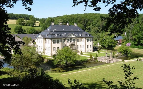 Schloss Körtlinghausen mit alter Sägemühle am rech