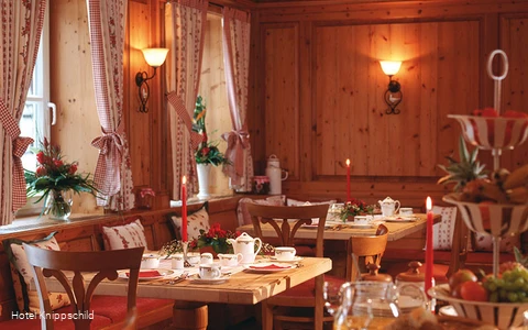 Innenansicht gemütlicher Gastraum Romantik Landhotel Knippschild