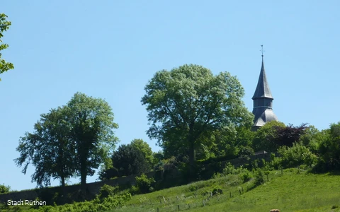 Blick auf die Stadtmauer mit Turm der Johanneskirc