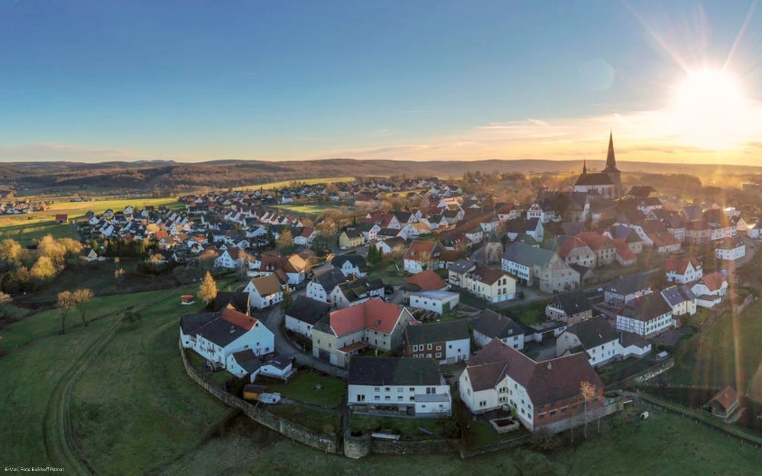 Blick auf das Bergdorf Kallenhardt