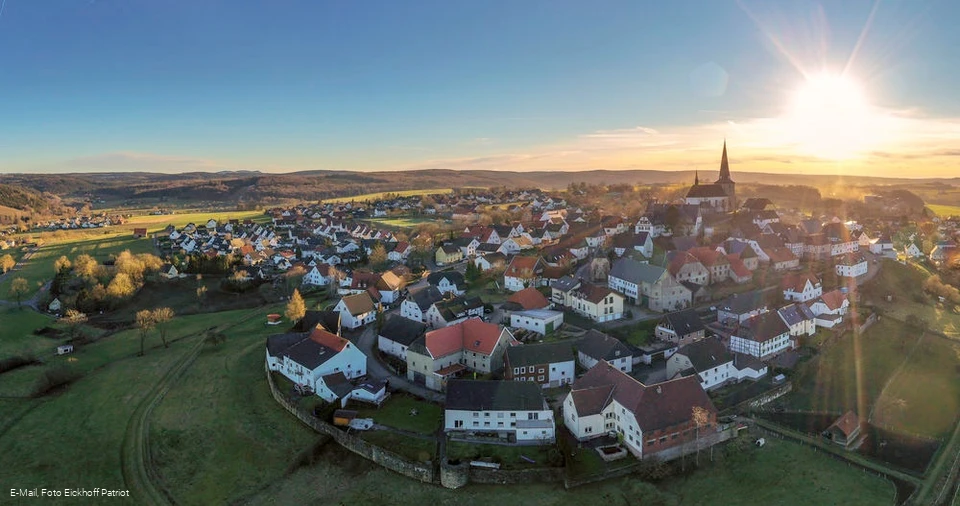 Blick auf das Bergdorf Kallenhardt