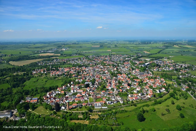 Luftbild mit Stadtmauer