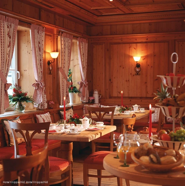 Innenansicht gemütlicher Gastraum Romantik Landhotel Knippschild