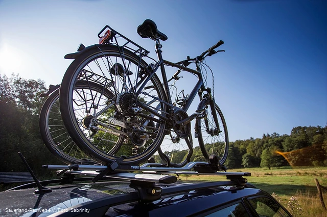Die Räder auf dem Dachträger bis zum Startpunkt der Route bringen