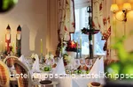 Festlich gedeckter Tisch zur Weihnachtszeit