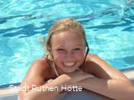 Badegast im kristallblauen Wasser