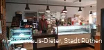 Innenansicht mit Cafébesitzer